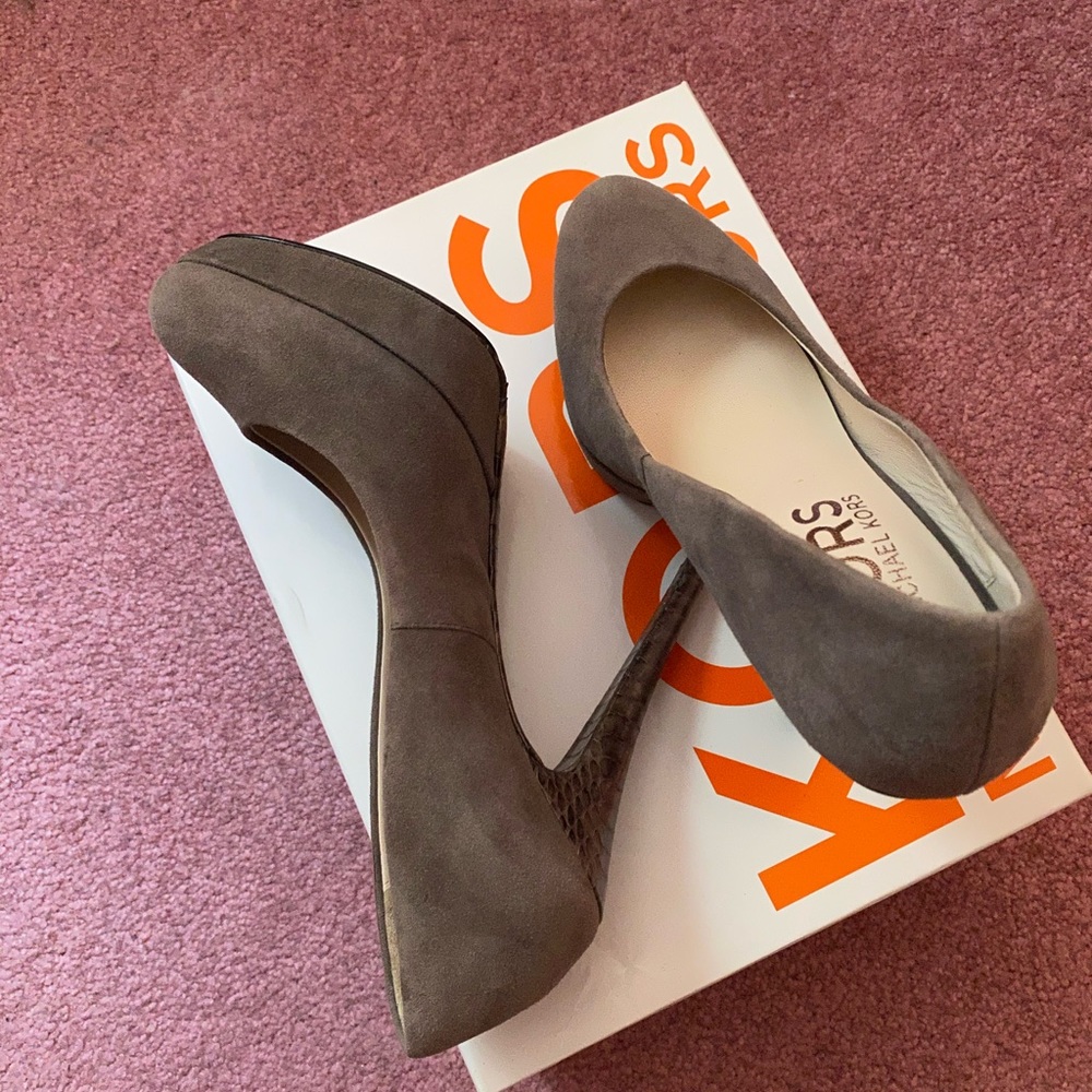 KORS Michael Kors Grey Suede Natural Snake Pumps 8 - Picture 9 of 13